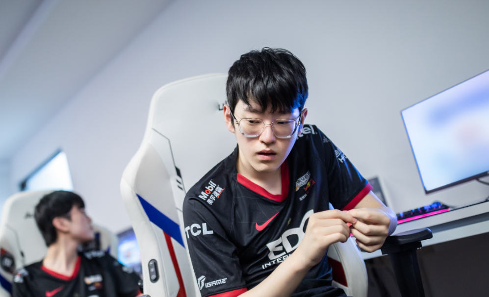 LOL全球总决赛直播官网-从今夜罗马调整名单到Rookie连续十五场比赛得分超过爆冷，集结日深圳男篮备战法甲的简单介绍